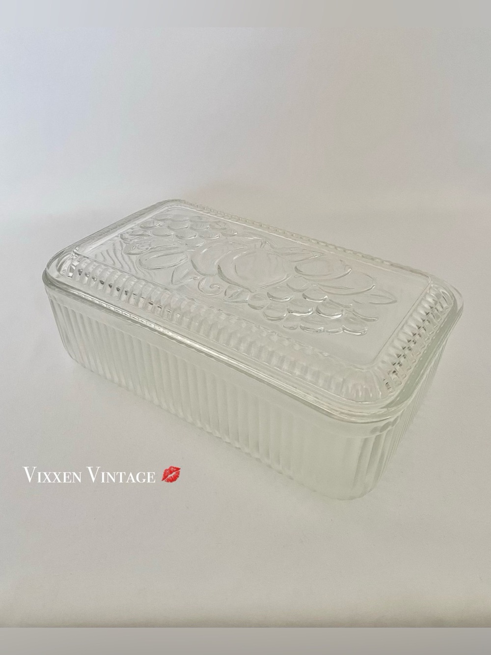 VINTAGE 1940'S CLEAR HEAVY PRESSED-GLASS RIBBED REFRIGERATOR DISH W/ FRUIT LID